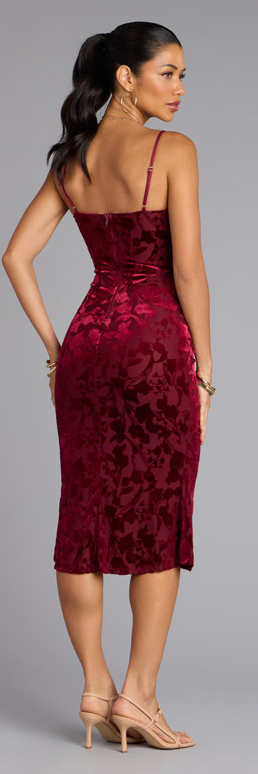 The Oh-So-Chic Floral Velvet Burnout Midi Dress is your new go-to Windsor dress—effortless, versatile, and made to update your spring or summer style in seconds.