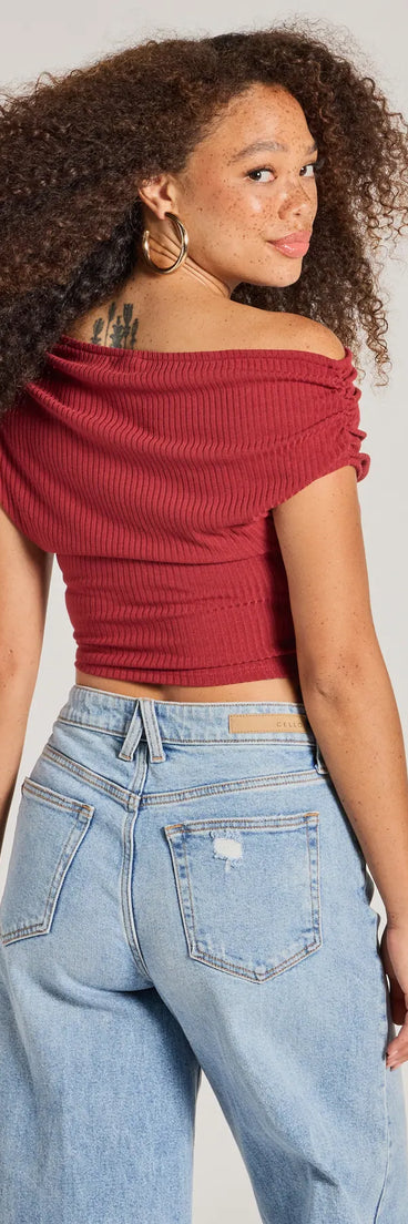 
Upgrade your style game for 2025 with the Elevated Fave One-Shoulder Short Sleeve Top in rust, perfect for any fashion-forward wardrobe.